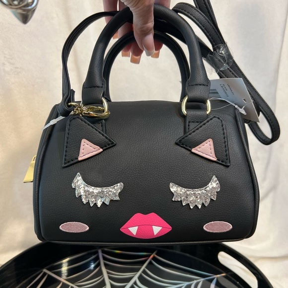 🧛‍♀️🖤💋BETSEY JOHNSON,LUV BETSEY LBHARLEY VAMPIRE LIP KITTY BARREL SATCHEL 🖤💋🧛‍♀️ - Picture 10 of 11